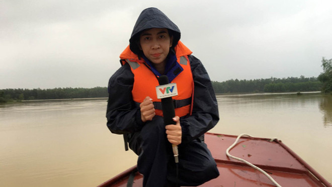 Liên Liên từng có kinh nghiệm tác nghiệp ở nhiều vùng lũ nhưng cô vẫn dùng hai từ "khủng khiếp" để nói về chuyến công tác tại Sơn La