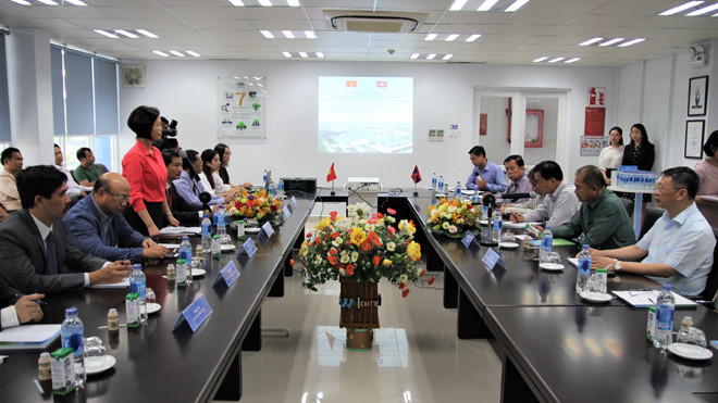 Đoàn đại biểu Lào thăm và làm việc tại nhà máy sữa của Vinamilk