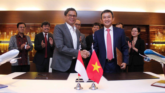 Ông Dương Trí Thành - Tổng giám đốc Vietnam Airlines và Ông Pahala Mansury - Tổng Giám đốc Garuda Indonesia ký kết Biên bản ghi nhớ. 