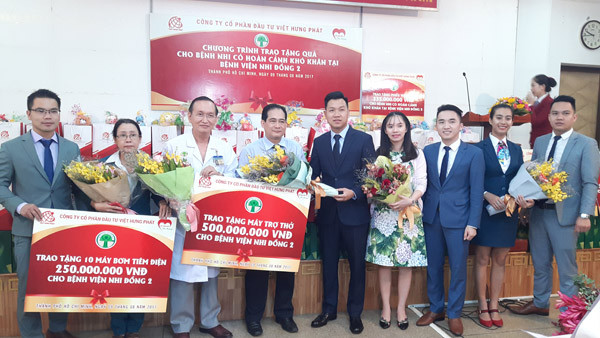 Lễ trao máy trợ thở và máy tiêm tự động cho bệnh viên Nhi Đồng II