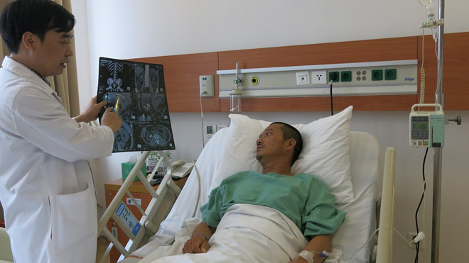 Anh Thủy được giải thích, tư vấn về phương pháp nội soi tán sỏi qua da dưới định vị siêu âm