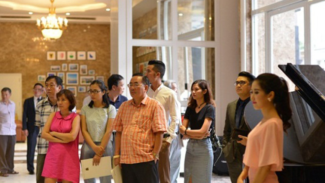 Khách tham quan tại Swiss Hall đậm chất Thụy Sĩ