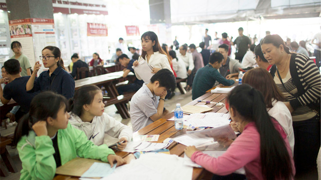 Đông đảo thí sinh đến làm thủ tục xét tuyển & nhập học