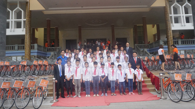 Hanwha Life Việt Nam trao tặng xe đạp cho trẻ em nghèo Thanh Hóa 