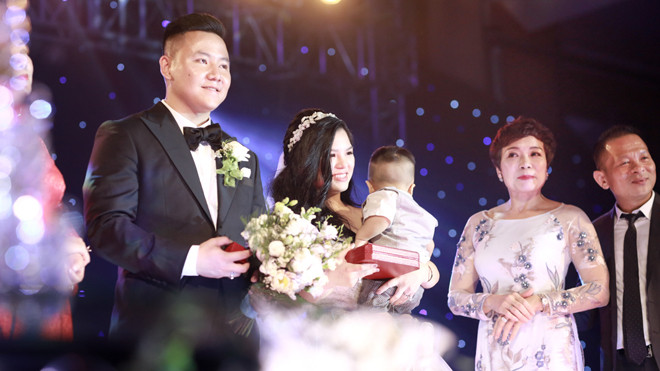 Chiếc váy Calla Luxury làm thủ công màu trắng ánh hồng thạch anh được thiết kết riêng là món quà Phạm Quyết dành cho người phụ nữ của cuộc đời 