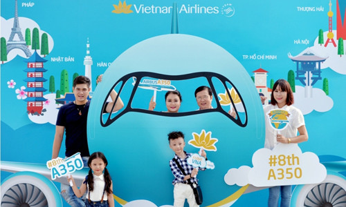 Hành khách hứng khởi chụp ảnh cùng biểu tượng của máy bay A350 và các điểm đến trên khắp thế giới