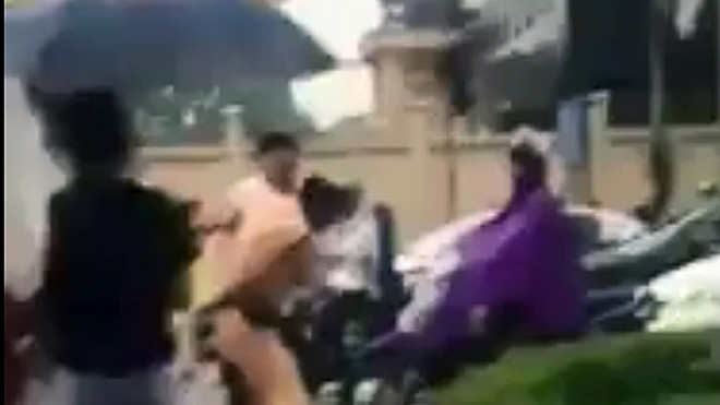 Nam thanh niên tấn công cán bộ Cảnh sát giao thông. (Ảnh cắt từ clip)