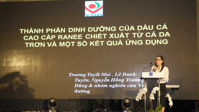 PGS-TS Trương Tuyết Mai – Phó Viện Trưởng Viện Dinh dưỡng Quốc Gia (Bộ y tế) trình bày nội dung tham luận tại Hội thảo khoa học “ Dầu cá Ranee và sức khoẻ cộng đồng” .