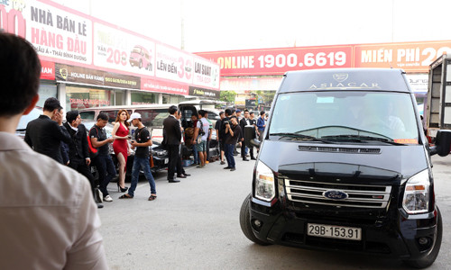 Xuất hiện bất ngờ cùng dàn vệ sĩ áo đen hầm hố