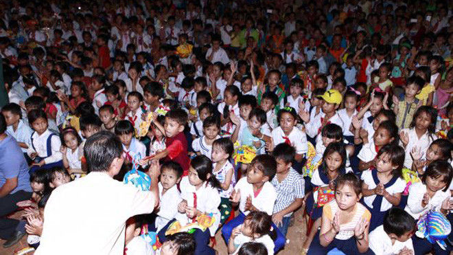 Hơn 2000 em học sinh và phụ huynh đã có mặt từ rất sớm để cùng đón một mùa Trung thu rộn ràng, ý nghĩa. 