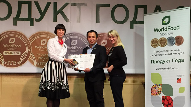 Đại diện Tập đoàn TH nhận giải thưởng tại triển lãm