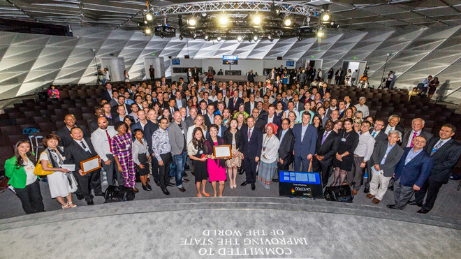 Ông Lê Phước Vũ, Chủ tịch Tập đoàn Hoa Sen (hàng đầu, thứ ba từ trái sang) tại lễ công bố thành viên viên mới GGCs 2015.