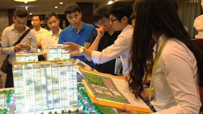 Khách hàng háo hức tìm hiểu các căn hộ cao cấp, căn hộ sân vườn trên không tòa 27T Imperia Garden tại STDA