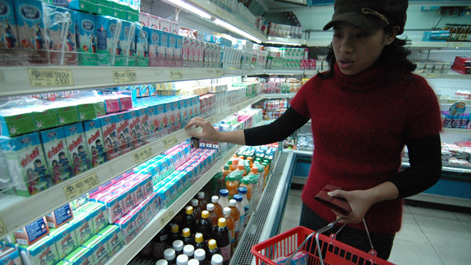 Vì sao giá sữa trong nước chưa giảm?