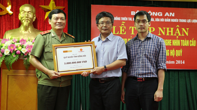  Trung tướng Trần Văn Nhuận - Phó Tổng Cục trưởng Tổng Cục XDLL - Giám đốc Quỹ Nghĩa tình đồng đội tiếp nhận 5 tỉ đồng (tượng trưng) từ đại diện AVG là Tiến sĩ Trần Đăng Tuấn (giữa) và Tiến sĩ Trần Minh Trung.