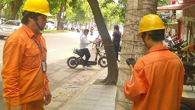 Nhân viên điện lực chỉ đứng dưới chân cột điện... là có thể ghi chỉ số điện chính xác.