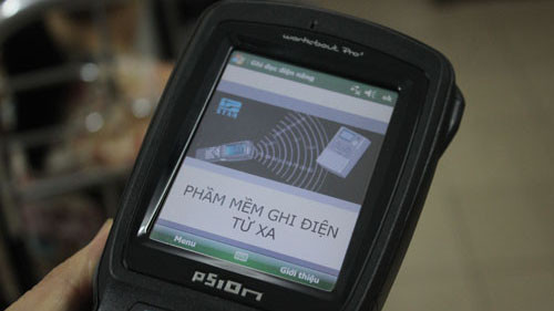 Thiết bị HUU giúp nhân viên điện lực chỉ cần đứng dưới ghi chỉ số điện.