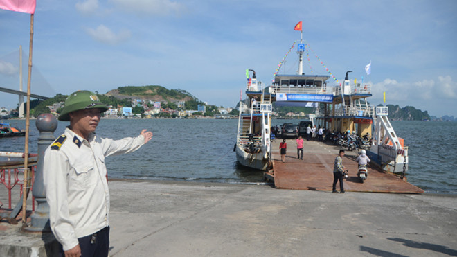 Nhân viên bến phà chào đón nồng nhiệt khách xuống phà.