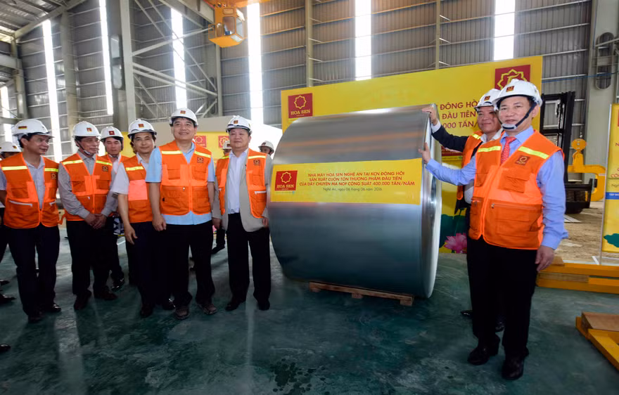 Lãnh đạo Tập đoàn Hoa Sen và lãnh đạo tỉnh Nghệ An bên cuộn tôn thương phẩm đầu tiên của Nhà máy Hoa Sen Nghệ An Đông Hồi. 