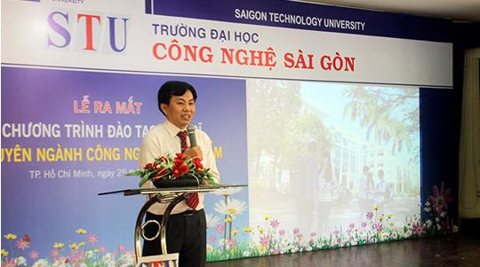 ThS. Võ Xuân Thịnh thay mặt nhà trường, phòng Quản lý khoa học & Sau Đại học giới thiệu chương trình, kế hoạch tuyển sinh đào tạo