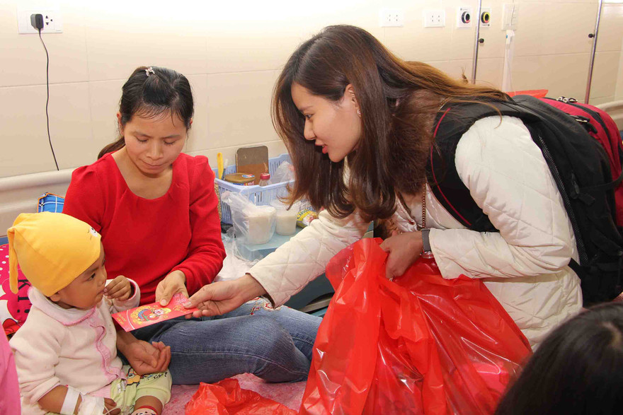 Mang Xuân yêu thương đến với bệnh nhân nhi ung thư