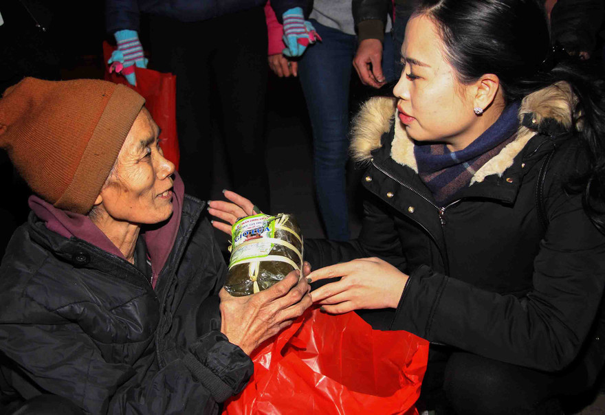 Trắng đêm mang Tết đến với người vô gia cư Hà Nội