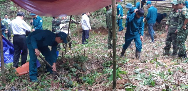 Cơ quan chức năng tỉnh Bắc Kạn khai quật lại khu chôn cất.