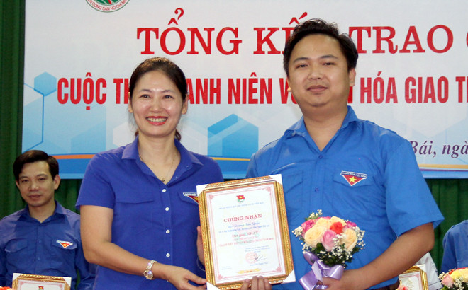 Chị Đoàn Thị Thanh Tâm, Bí thư Tỉnh Đoàn Yên Bái trao giải Nhất cho thí sinh Dương Quốc Bảo, thị trấn Yên Thế, huyện Lục Yên.