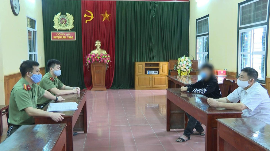 Công an làm việc với các đối tượng là quản trị viên các trang fanpage, nhóm facebook.