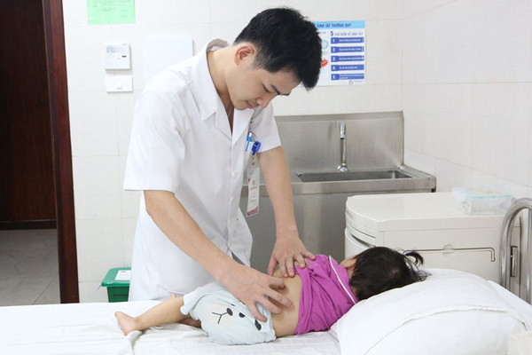 BS khám cho bệnh nhi. Ảnh: BVCC.