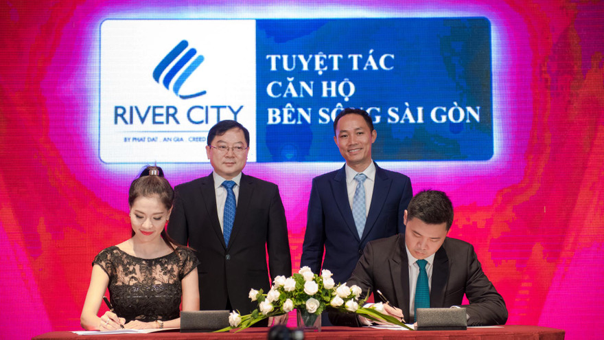 Đại diện BTC – Bà Phạm Kim Dung ký kết tài trợ với đại diện NTT Kim Cương – Dự án River City. Lần đầu tiên trong lịch sử, một đơn vị bất động sản tài trợ cuộc thi và mang đến giải thưởng hấp dẫn dành cho tân HHVN