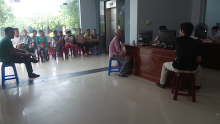 Nhờ uy tín trong điều trị, lượng bệnh nhân đến lấy thuốc rất đông. 