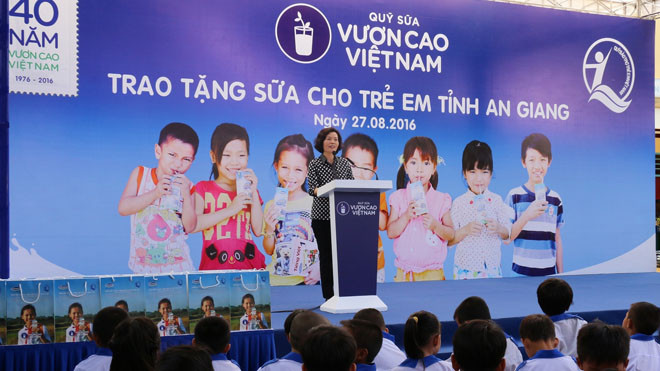 Vinamilk tặng 111.000 ly sữa cho hơn 1.200 trẻ em tỉnh An Giang