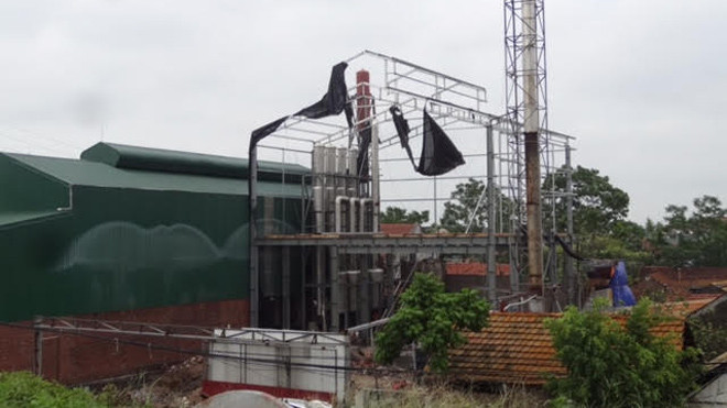 Hà Nội: Lò hơi khổng lồ đang được lắp đặt giữa khu dân cư