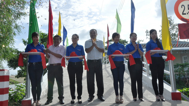 Lãnh đạo Thành Đoàn và huyện Thới Lai cắt băng khánh thành
