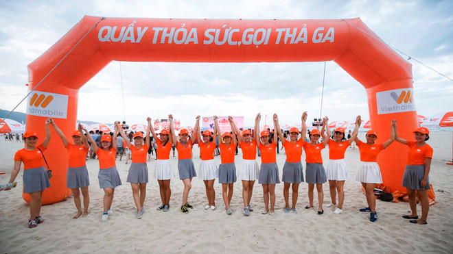 Các màn biểu diễn khuấy động không khí tại các bãi biển nơi Vietnamobile đi qua