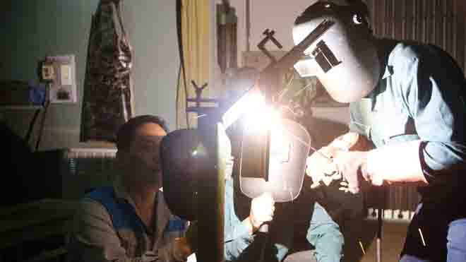 Sinh viên trường đang học thực hành