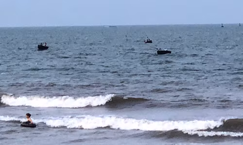 Chiều xuống, ngư dân chèo thuyền nan ra biển đánh mẻ mực đầu tiên trong đêm