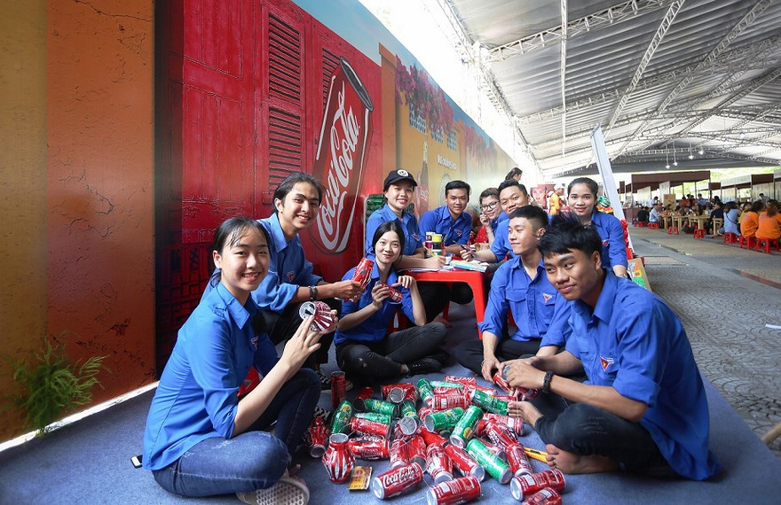 Các bạn trẻ với màu áo xanh nhiệt huyết cùng nhau làm ra những sản phẩm tái chế độc đáo, háo hức trình làng và truyền tải những thông điệp bảo vệ môi trường ý nghĩa.