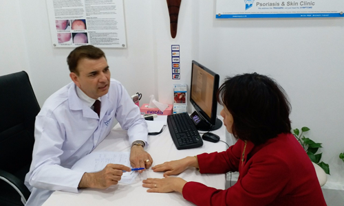 Giáo sư Tiến sĩ Michael Tirant đang tư vấn miễn phí