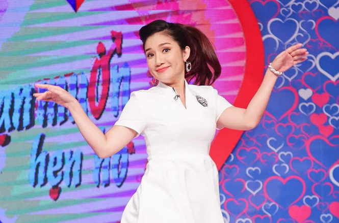 Cát Tường thường tự tay giặt xả quần áo cho gia đình mình