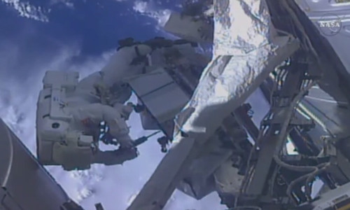 Chuẩn bị ghi hình ngoài vũ trụ, phi hành gia phát hiện quên thẻ nhớ