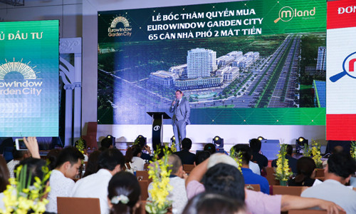 Ông Hannes Romauch - Phó TGĐ Eurowindow Holding, đại diện chủ đầu tư phát biểu tại sự kiện bốc thăm quyền mua