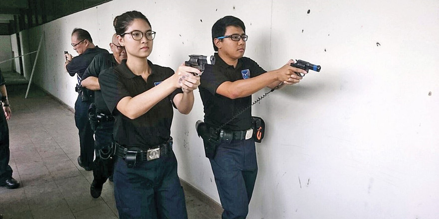 Tình nguyện viên cảnh sát ở Singapore trong một buổi huấn luyện. Ảnh: Front line.