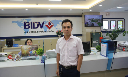 Một giám đốc doanh nghiệp nhỏ và vừa vay vốn phát triển công nghiệp phụ trợ.