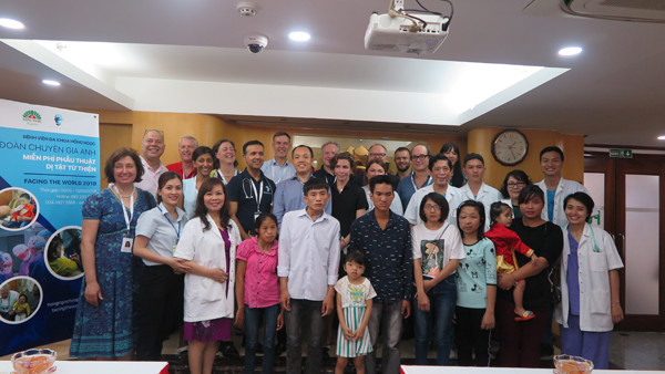  Đoàn bác sĩ Facing the world, dẫn đầu là bác sĩ Niall Kirkpatrick