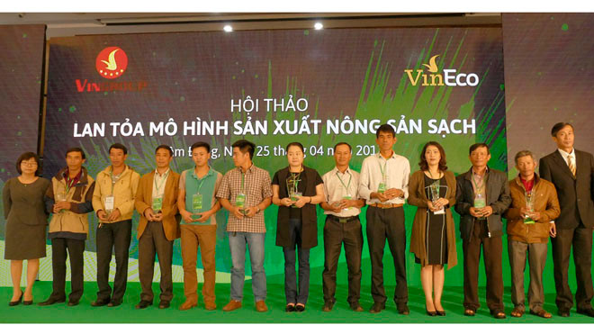 Các hộ sản xuất đạt danh hiệu ưu tú nhận Kỷ niệm chương ghi nhận ý chí kiên định trong sản xuất sạch vì sức khỏe cộng đồng