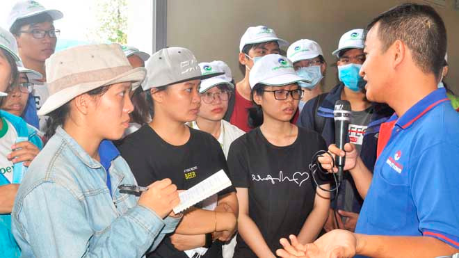 Kỹ sư VWS giới thiệu cho đoàn sinh viên trường ĐH Khoa học Tự nhiên quy trình xử lý rác thải tại công ty