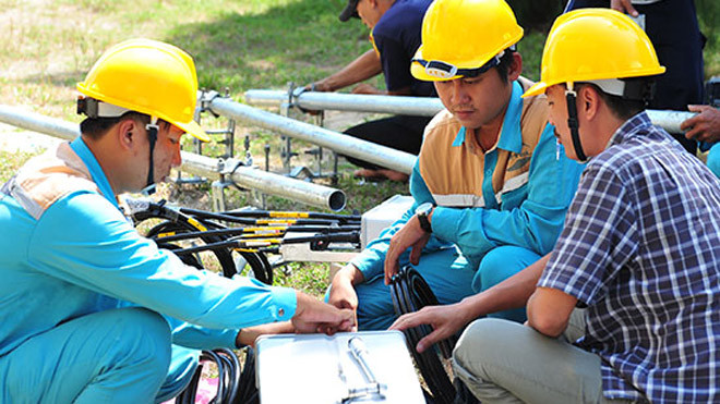 Các cán bộ kỹ thuật của Viettel Khánh Hòa lắp đặt các trạm 4G phục vụ biển đảo.