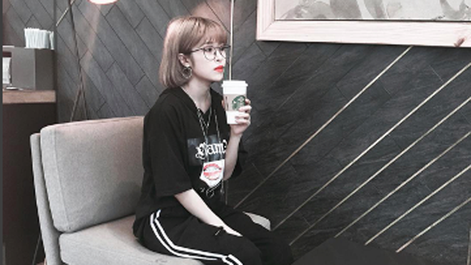 Starbucks dường như vẫn chưa bao giờ “hết nhiệt” với các bạn trẻ thuộc tuýp trung thành, không chạy theo trào lưu. Nằm tại vị trí đắc địa nhất trong trung tâm Hà Nội ôm hai mặt tiền đường Phạm Ngọc Thạch & Chùa Bộc, Starbucks chẳng mấy khi trống bàn trong